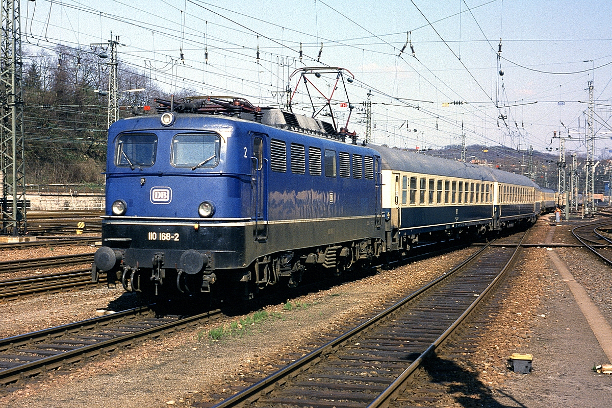  (45-42_19880410-160800_110 168_Saarbrücken Hbf_D 754_Heidelberg-SSH_a.jpg)