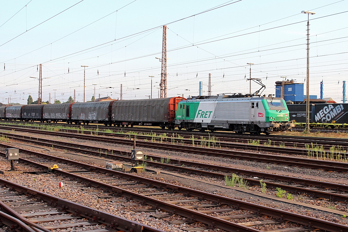  (20120904-191118_SNCF 437002_Dillingen_DGS 48225_nach Duisburg-Rheinhausen_b.jpg)