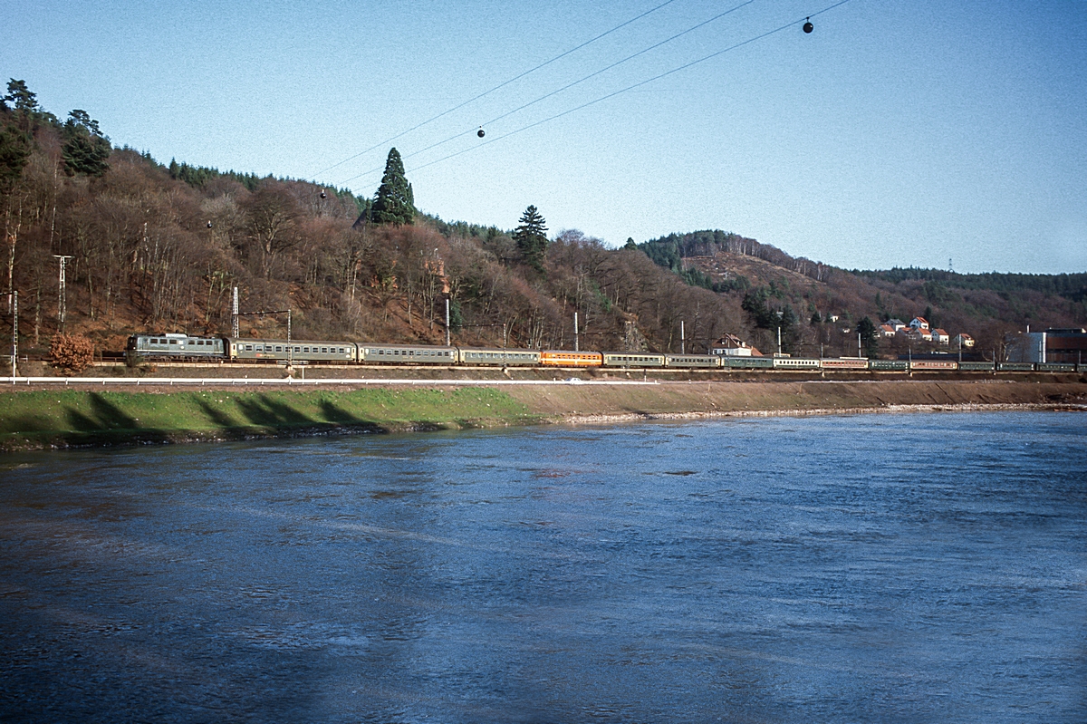  (19870103_40-19_140_Mettlach_Umleitungs-IC INT 296_Erstfeld-Maastricht_m.jpg)