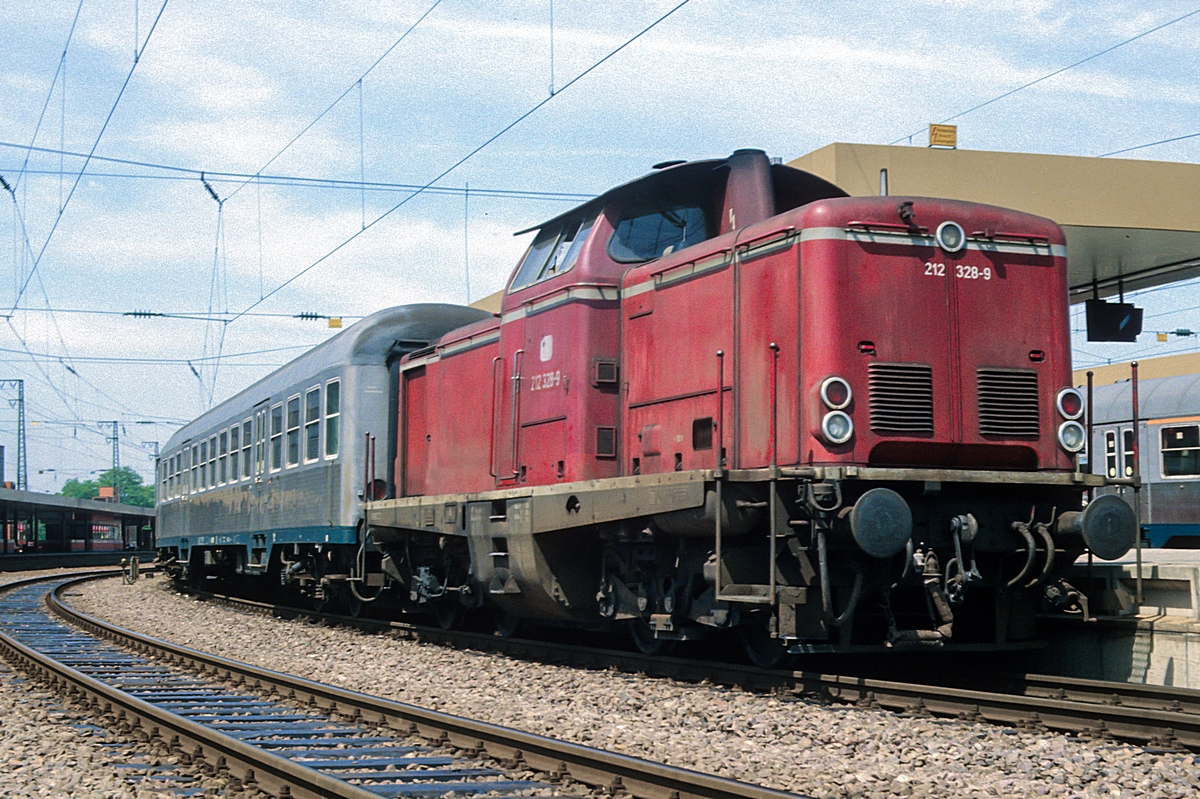  (19830607_28-09_212 328_Saarbrücken Hbf_E 3555_SSH-Zweibrücken_b.jpg)