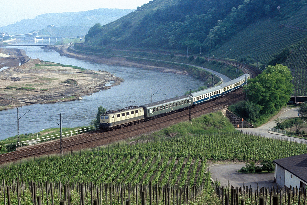  (19830611_28-33_141_zw Saarburg und Ockfen_D 2703_Trier - Basel Bad Bf_b.jpg)