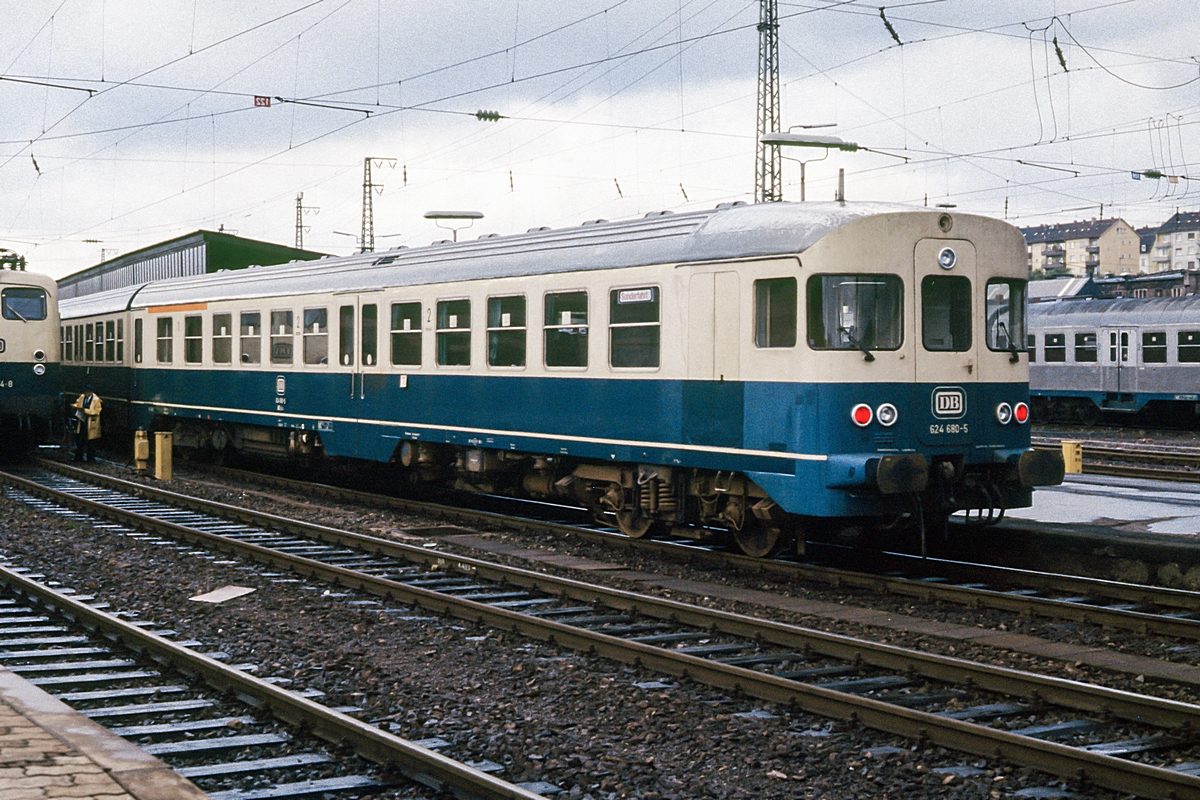  (19830817_32-31_624 680-140 474_Saarbrücken Hbf_b.jpg)