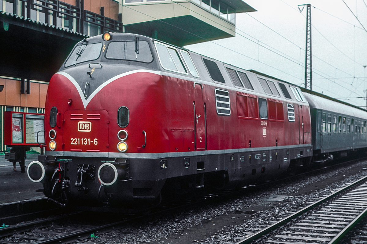  (19830919_32-32_221 131_Trier Hbf_D 15136_Münster-Trier_b1.jpg)