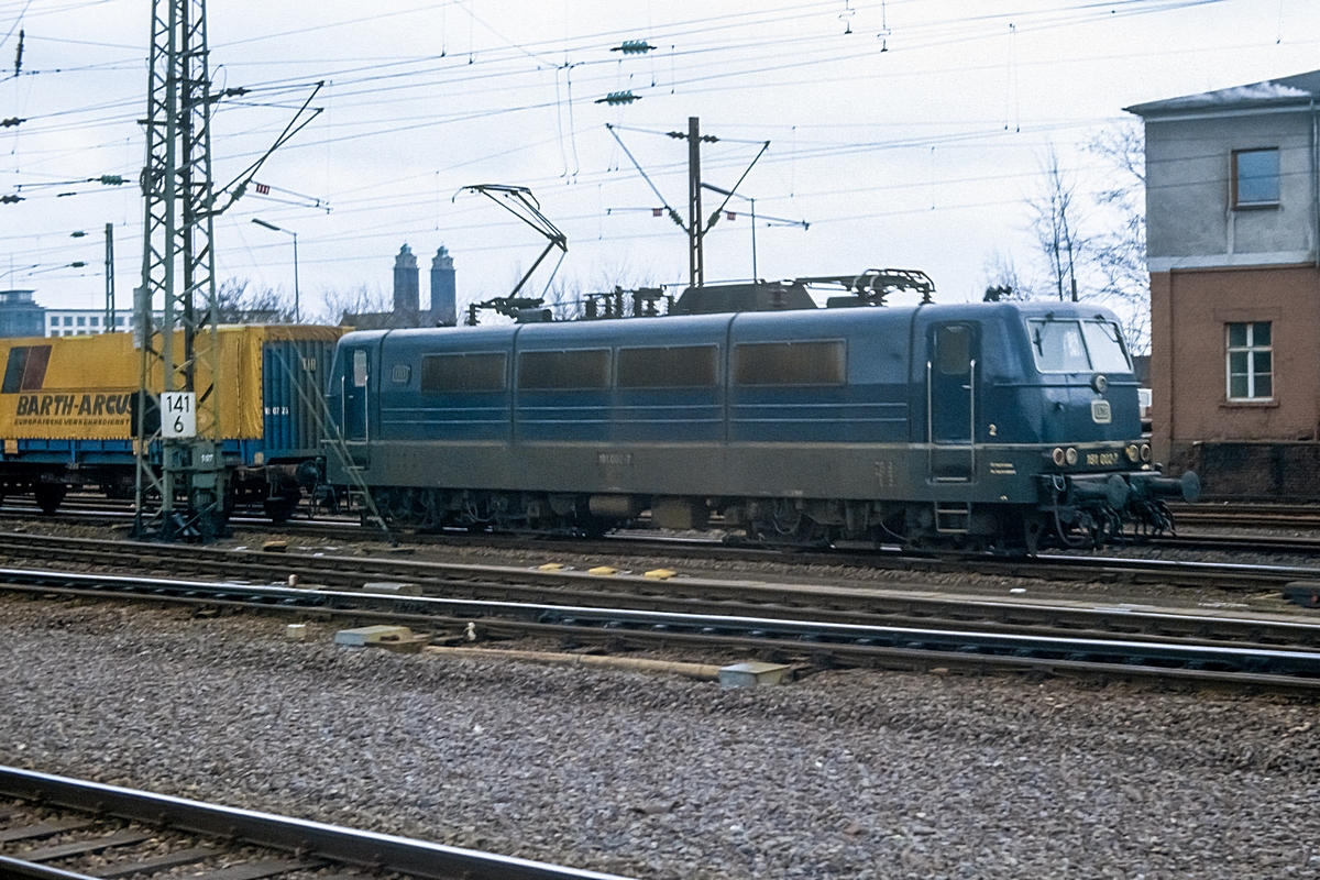  (19830131_20-15_181 002_Saarbrücken Hbf_a.jpg)