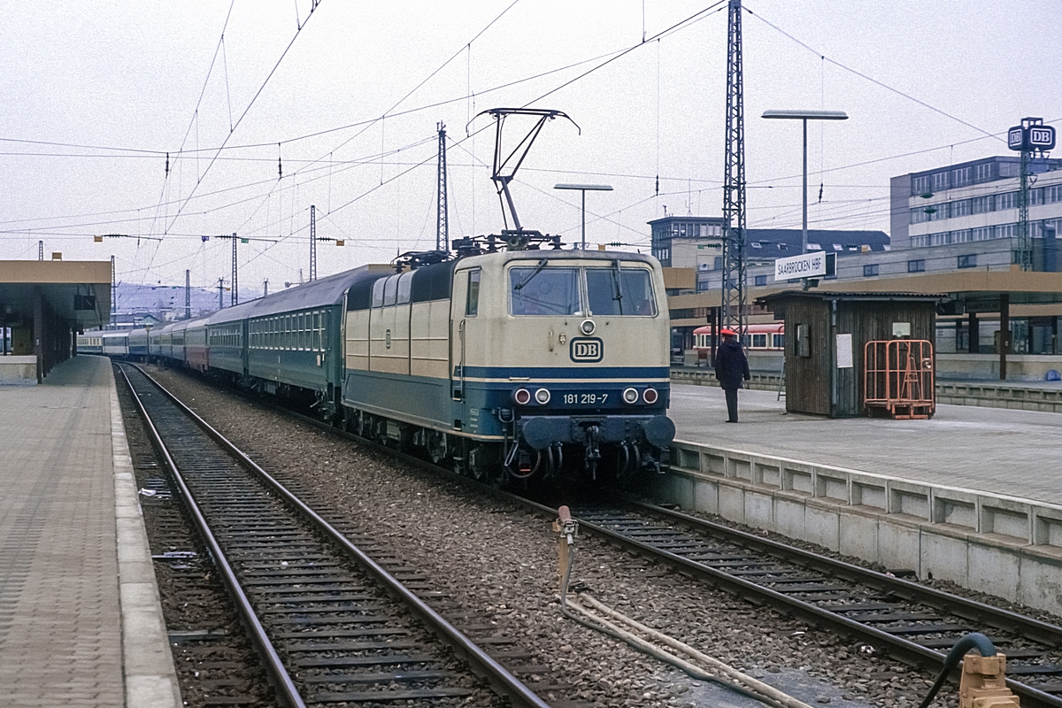  (19830214_20-25_181 219_Saarbrücken Hbf_D 254_Frankfurt Hbf - Paris Est_a1.jpg)