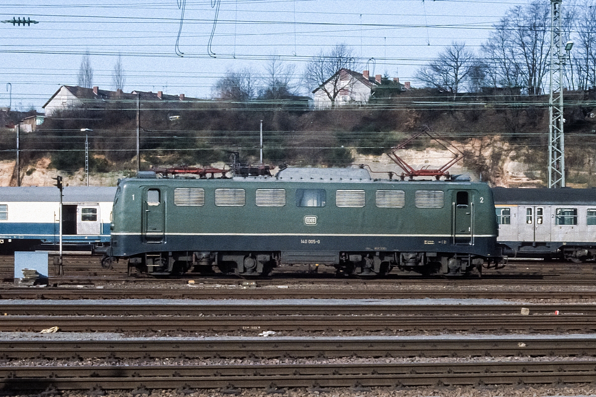  (19830223_20-43_140 005_Saarbrücken Hbf_a.jpg)