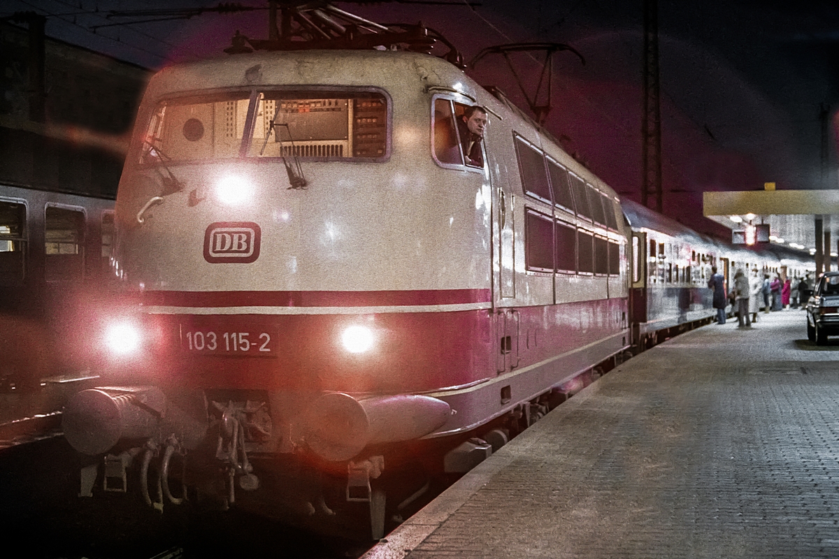  (19830104_18-39_103 115_Saarbrücken Hbf_D 951_SSH-Nürnberg_m.jpg)