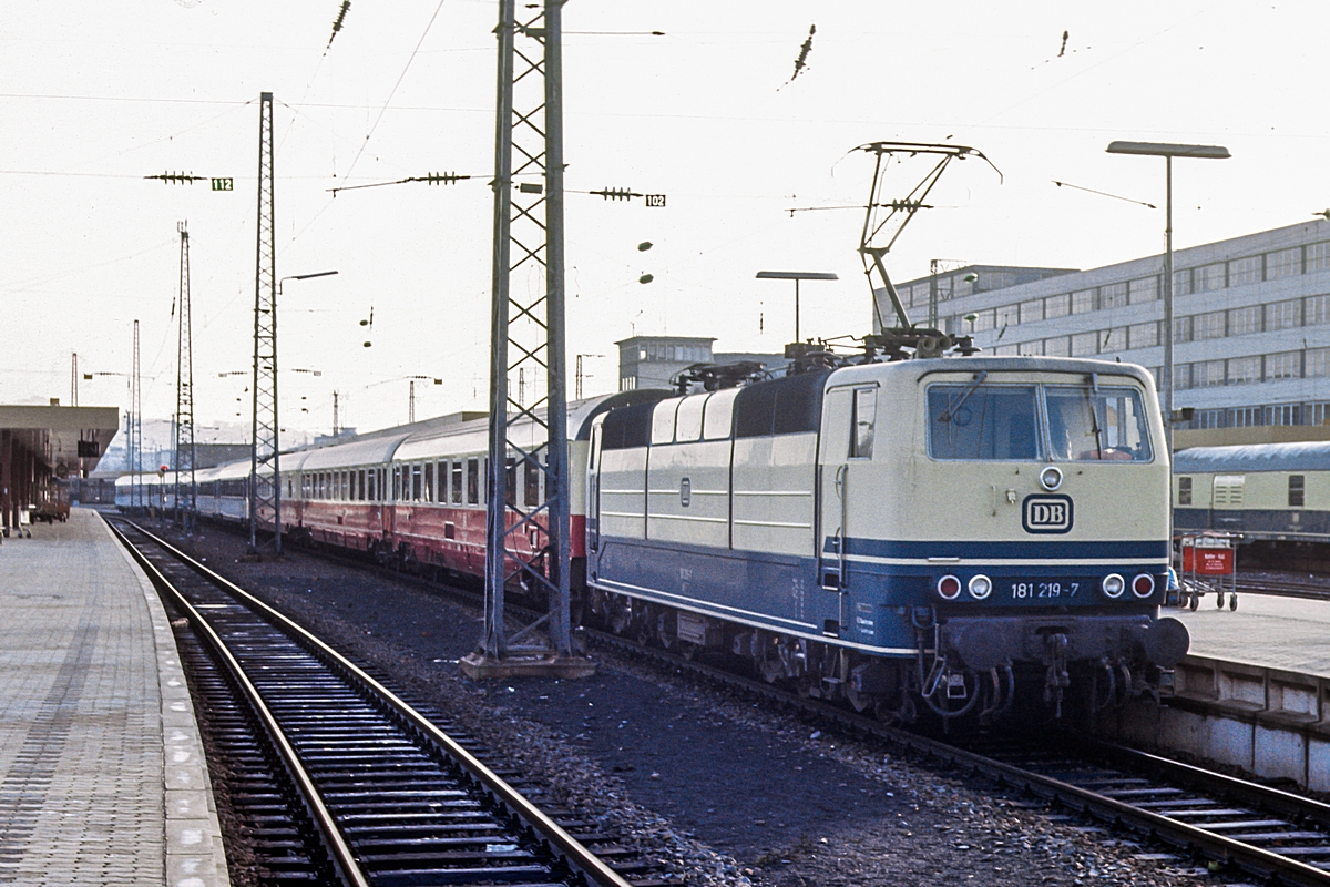  (19811114_10-42_181 219_Saarbrücken Hbf_m.jpg)