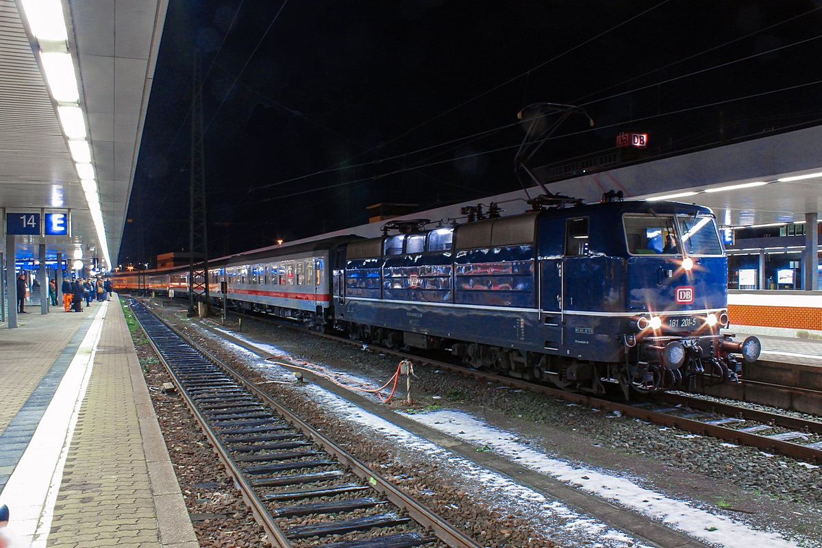  (20121211-183348_181 201_Saarbrücken Hbf_IC 2054_FF-SSH_m.jpg)