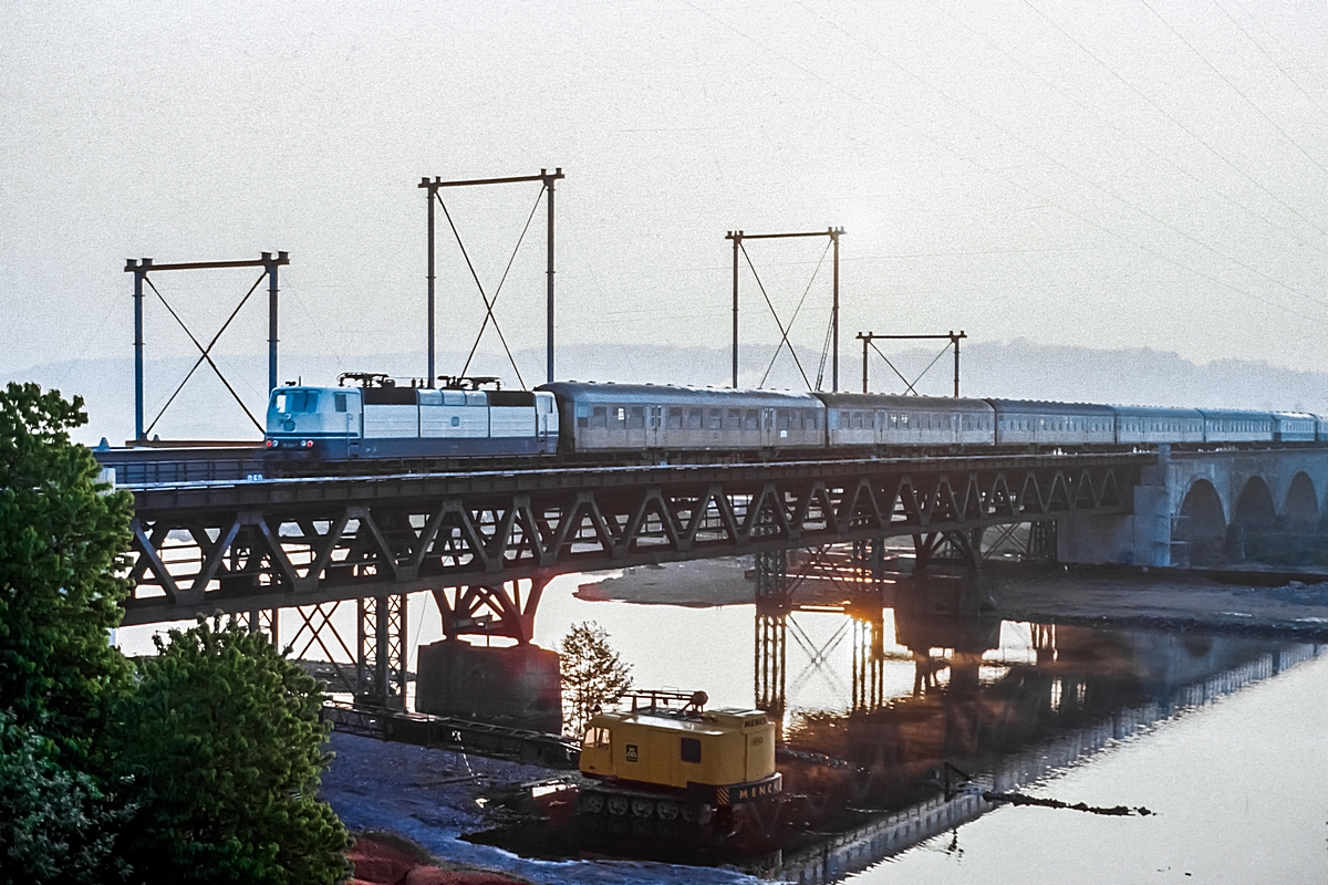  (19870516_40-43_181 224_zw Dillingen und Siersburg_D 22131_Niedaltdorf-Trier_b.jpg)