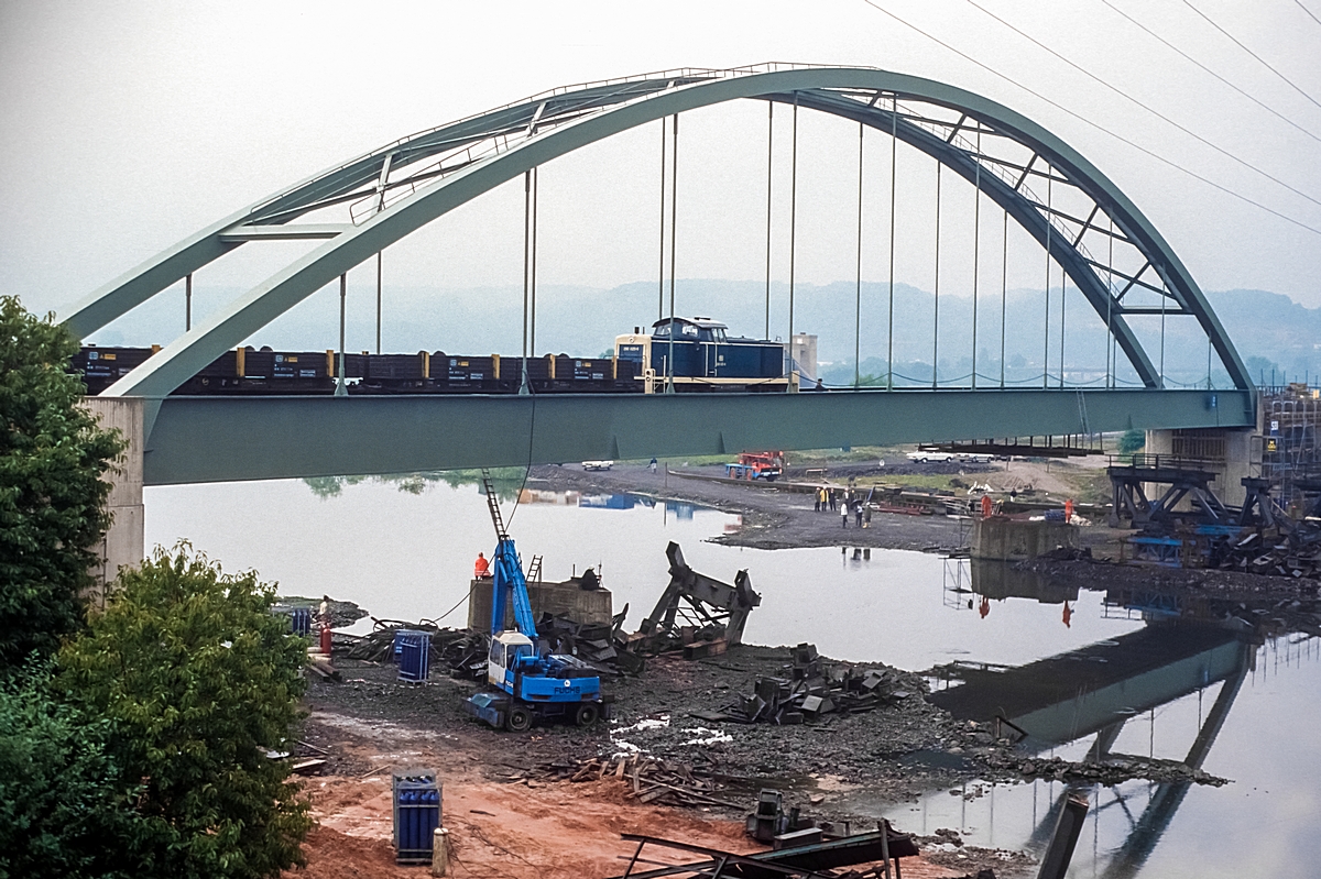  (19870809_42-21_290 025_zw Dillingen und Siersburg_Belastungsprobe neue Brücke_b.jpg)