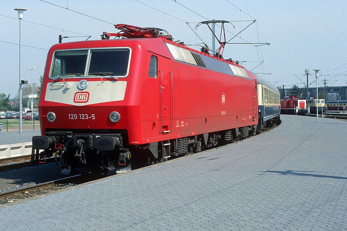  (19880429_47-04_120 123_Hannover Messebahnhof_D 1088_Hannover Messe - Hamburg-Altona_b.jpg)