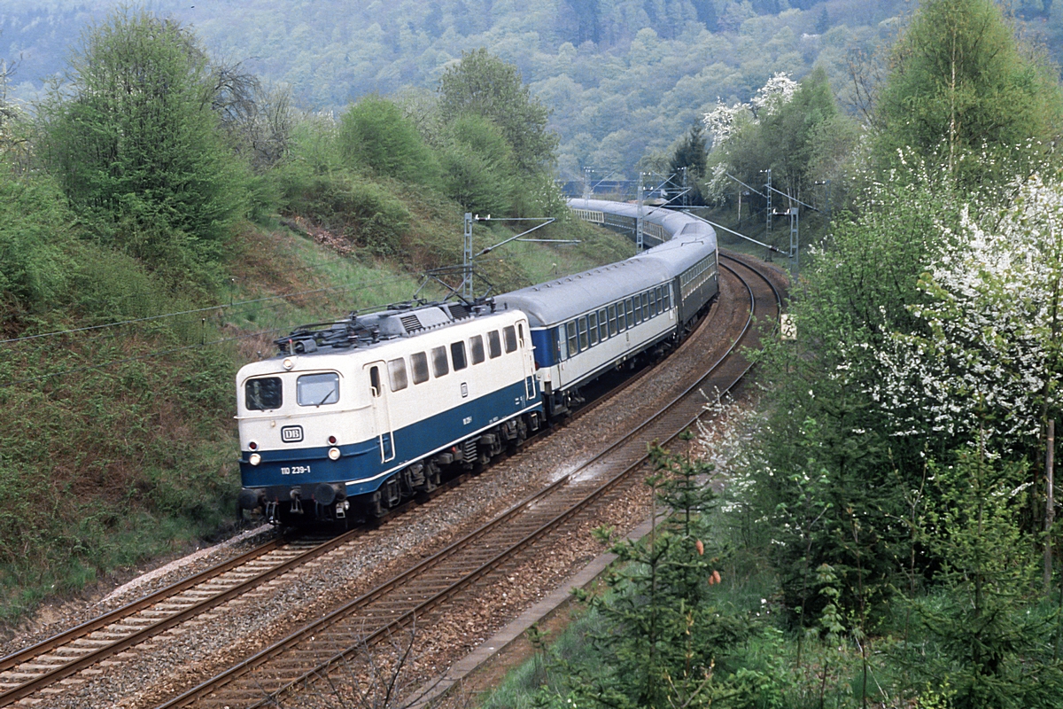  (19840430_34-17_110 239_Neckarsteinach_D 894_München-Saarbrücken_a.jpg)