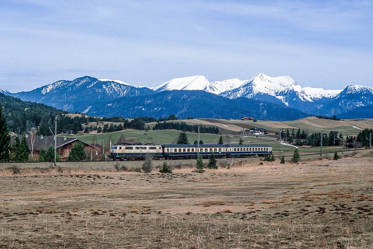  (19850331_35-24_111 048_zw Klais und Mittenwald_E 3685_München Hbf - Mittenwald (-Innsbruck)_b.jpg)