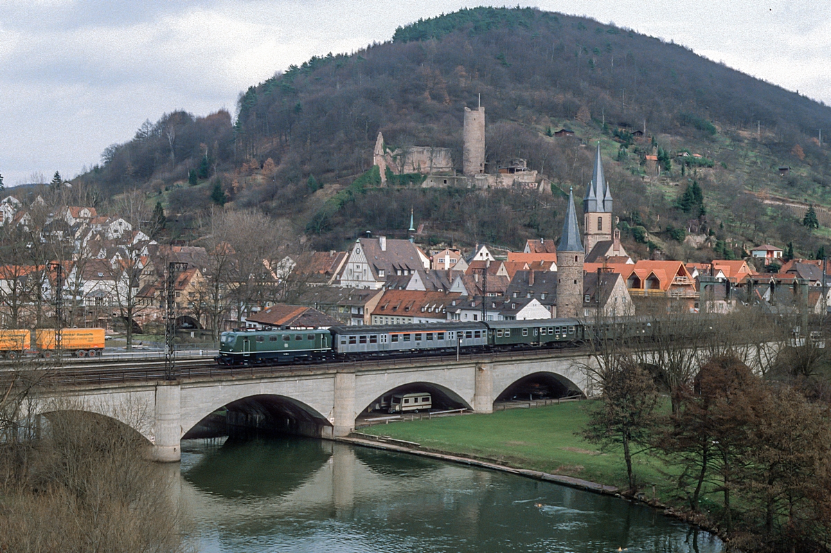  (19850401_35-32_141_Gemünden_E 3406_Gemünden-Aschaffenburg_b.jpg)