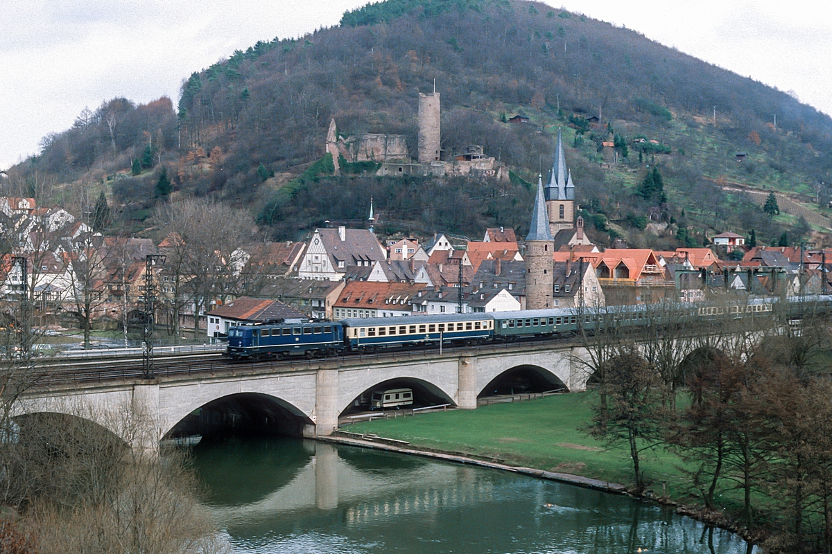  (19850401_35-34_110_Gemünden_FD 220 Donau-Kurier_Wien Westbf – Dortmund_b.jpg)