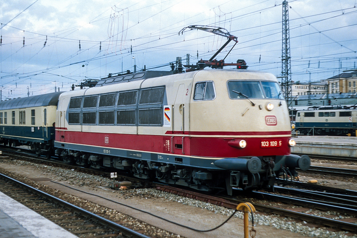  (19850402_35-36_103 109_München Hbf_b.jpg)