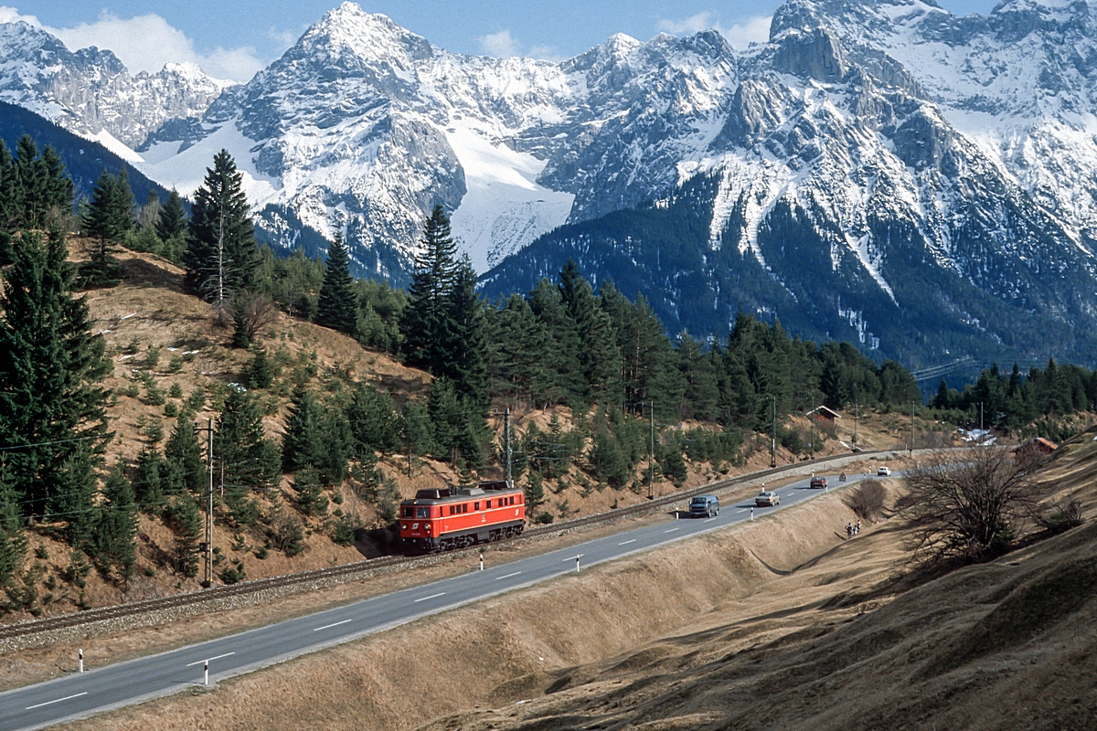  (19850402_35-43_ÖBB 1110 522_zw Klais und Mittenwald_b.jpg)