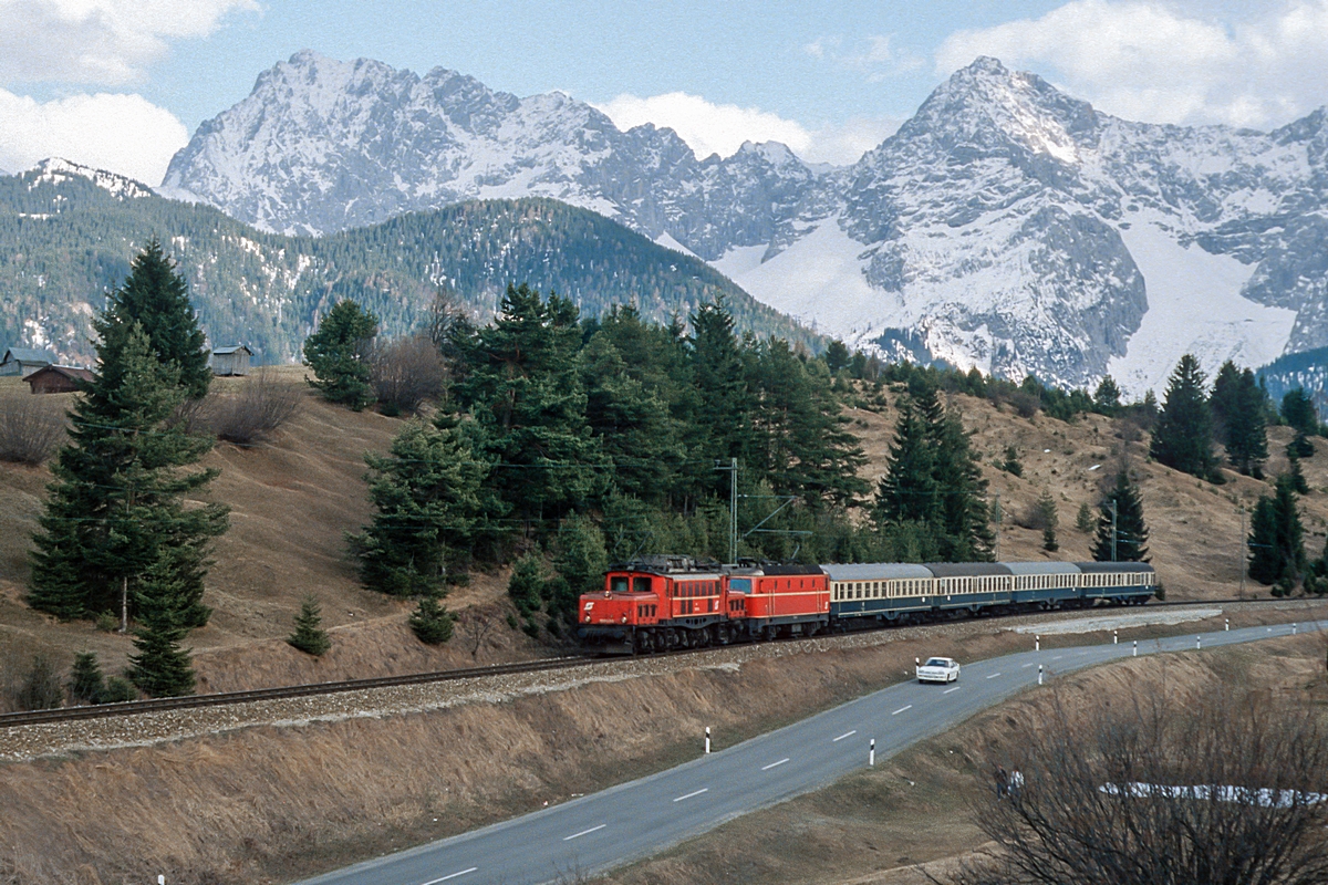  (19850402_35-46_ÖBB 1020 03-1044 95_zw Klais und Mittenwald_E 3686_(Innsbruck-) - Mittenwald - München Hbf_a.jpg)