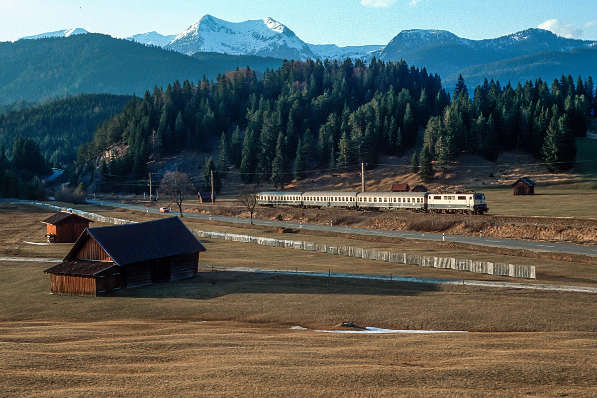  (19850402_35-48_111 043_zw Klais und Mittenwald_E 3617_München Hbf - Mittenwald_b.jpg)