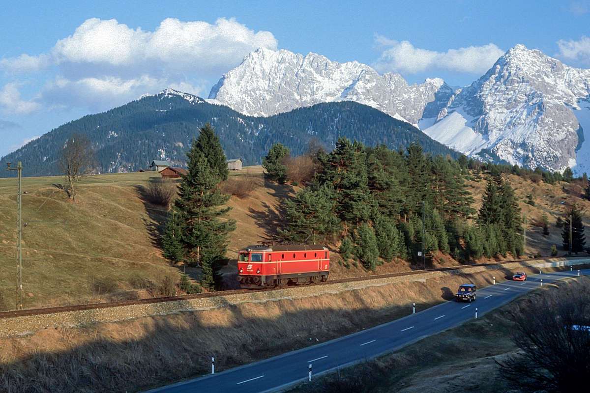  (19850402_35-49_ÖBB 1044.07_zw Klais und Mittenwald_a.jpg)