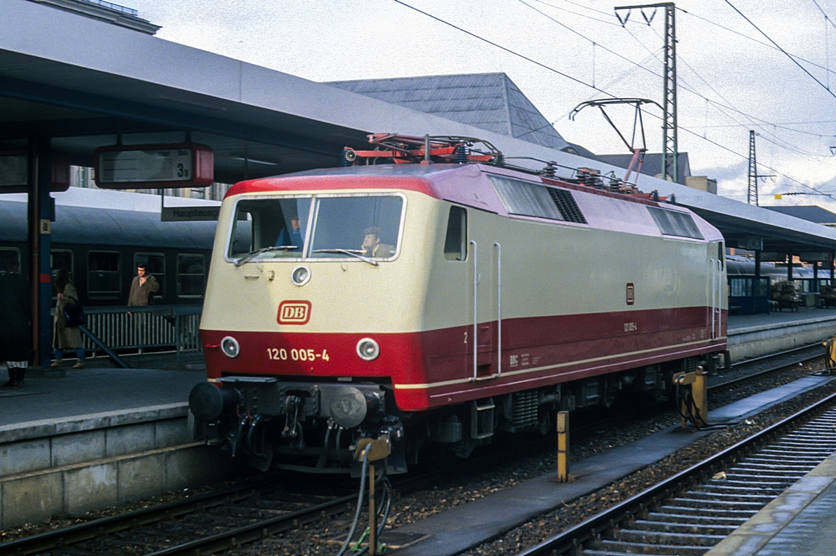  (19830406_25-34_120 005_Nürnberg Hbf_a.jpg)