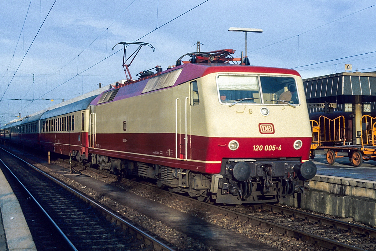  (19830406_25-38_120 005_Nürnberg Hbf_IC 685_m.jpg)