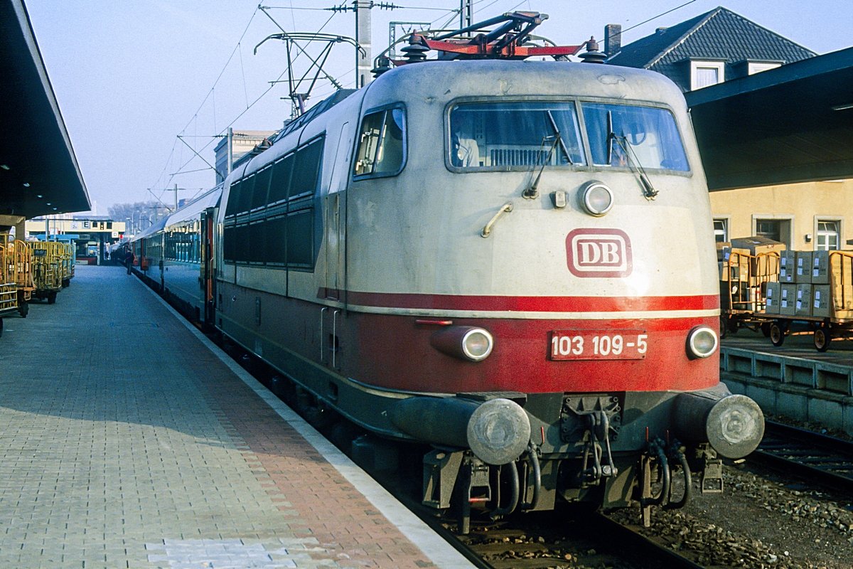  (19830423_25-50_103 109_Mannheim Hbf_IC 692_b.jpg)