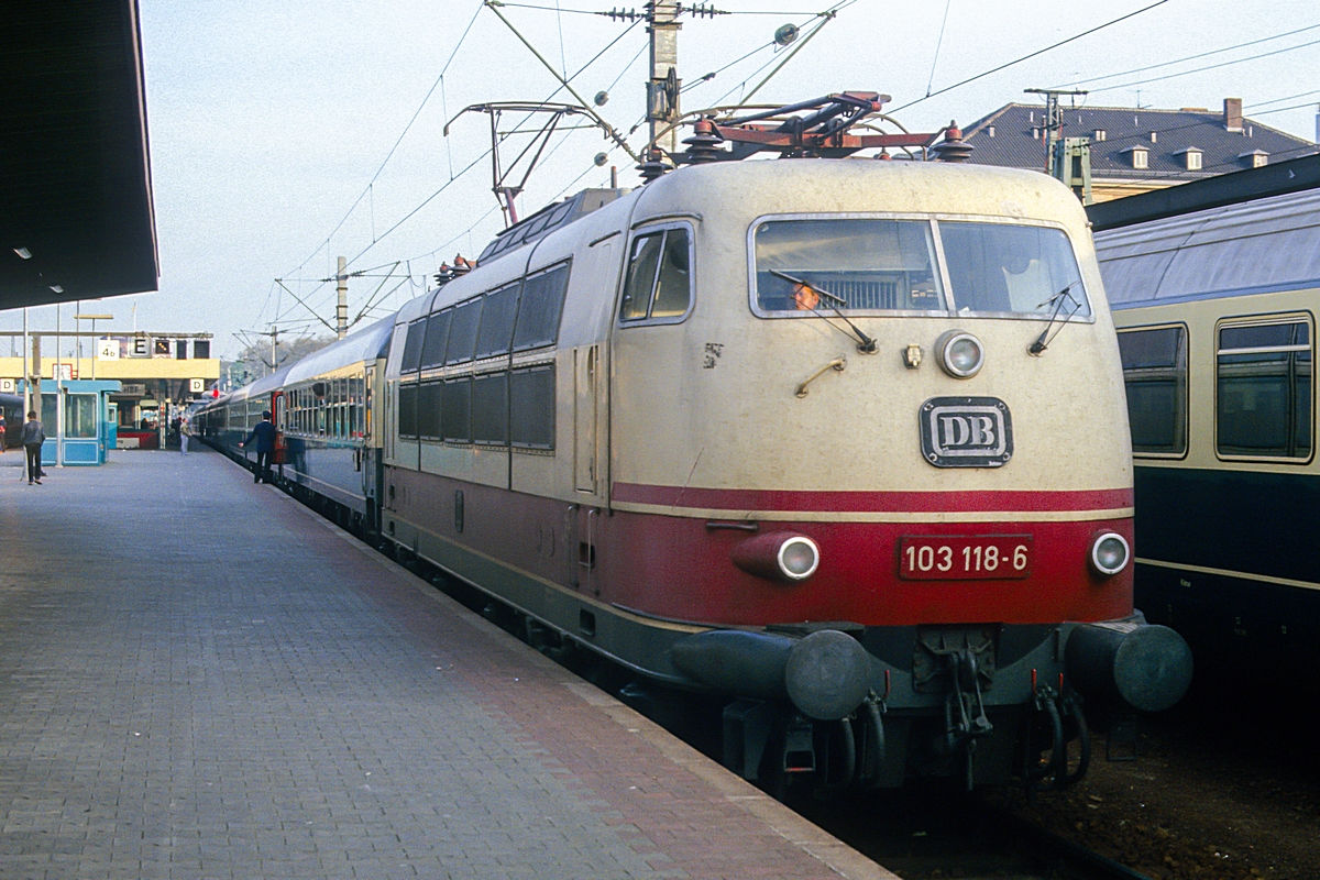  (19830430_26-39_103 118_Mannheim Hbf_IC 595 Saar-Kurier_SSH - München Hbf_b.jpg)