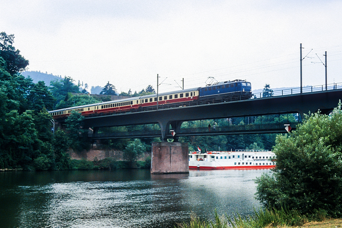  (19830807_29-06_110 234_Neckargemünd_TEE 17 Rheingold_Amsterdam-München_b.jpg)