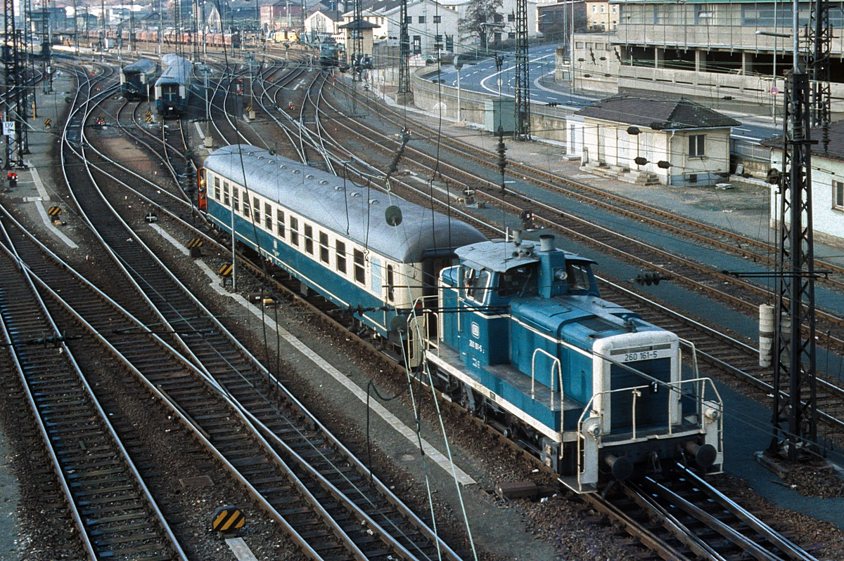  (19830106_19-41_260 161_Würzburg Hbf_b.jpg)