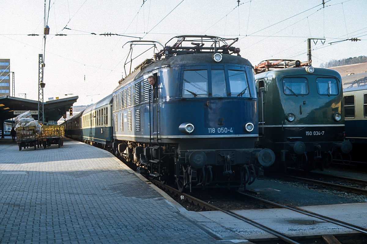  (19830106_19-43_118 050-150 034_Würzburg Hbf_b.jpg)