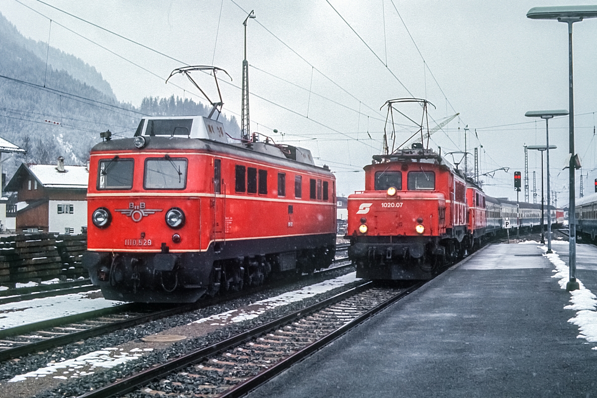  (19830329_22-34_ÖBB 1110 529-1020.07-1110_Mittenwald_E 3684_von Innsbruck als E 684 - Mittenwald - Garmisch-Partenkirchen_b.jpg)