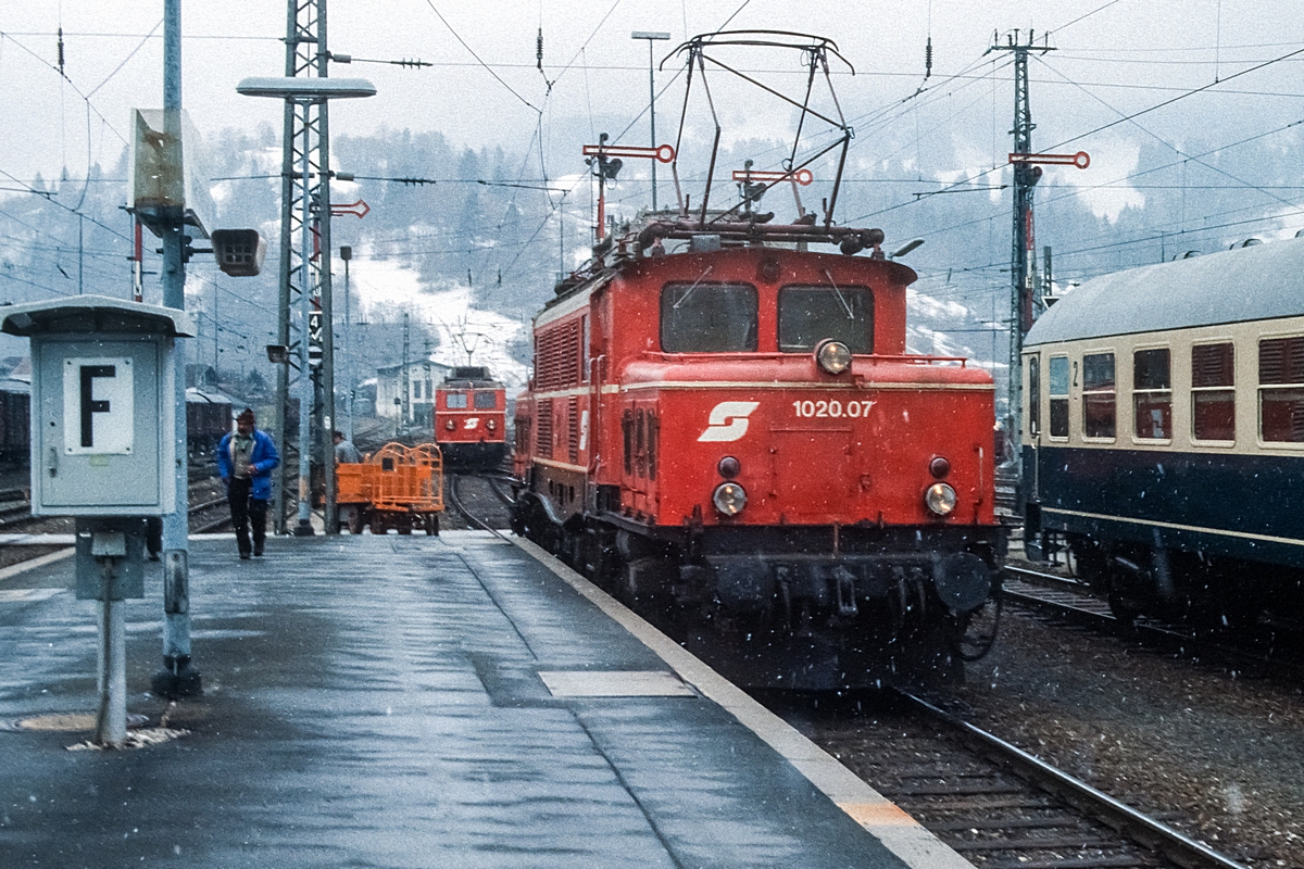  (19830329_22-36_ÖBB 1020 07_Mittenwald_b.jpg)