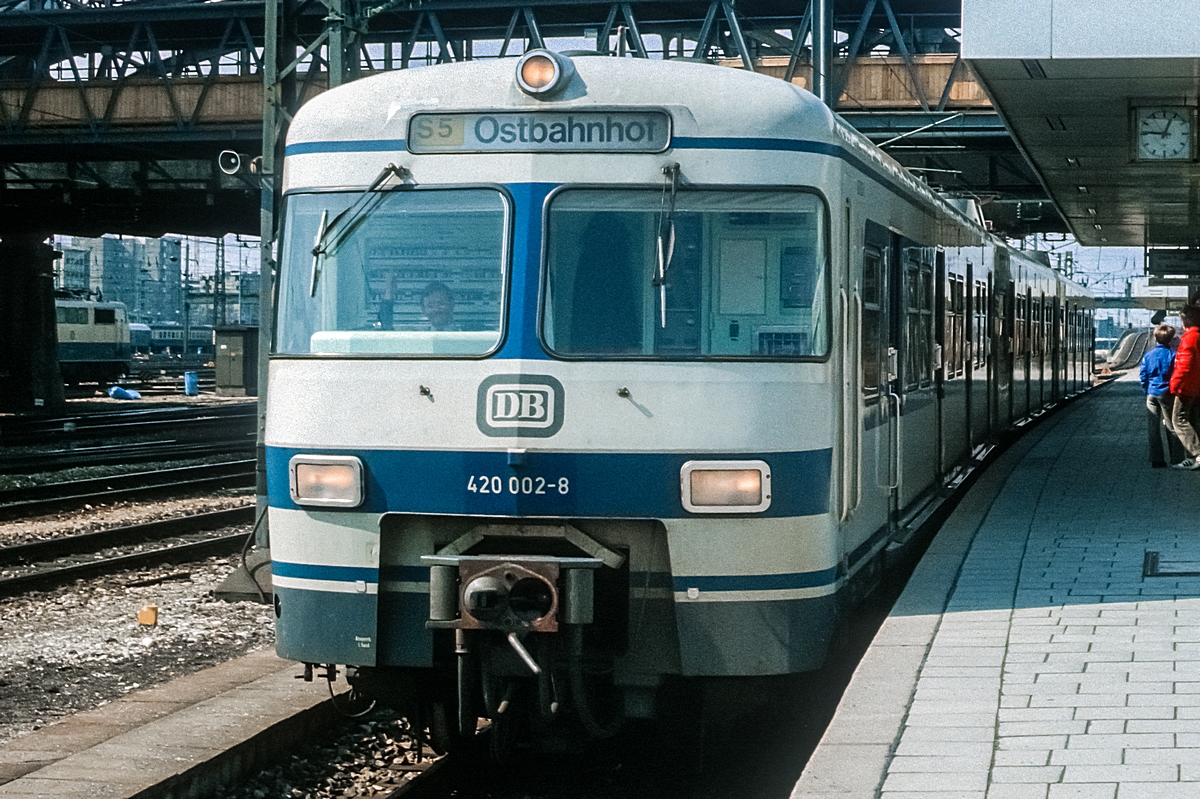  (19830330_23-17_420 002_München-Hackerbrücke_a2.jpg)