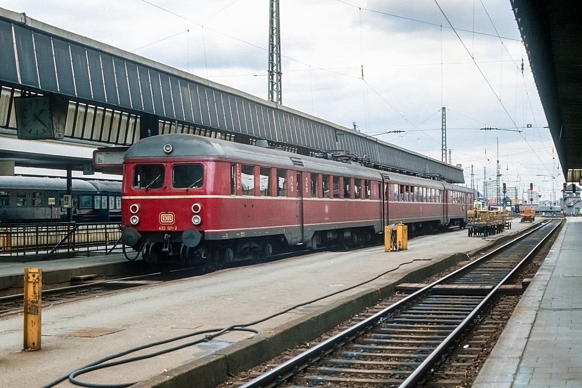  (19830405_24-07_432 121_Nürnberg Hbf_N 5754_Nürnberg Hbf - Bamberg_b.jpg)