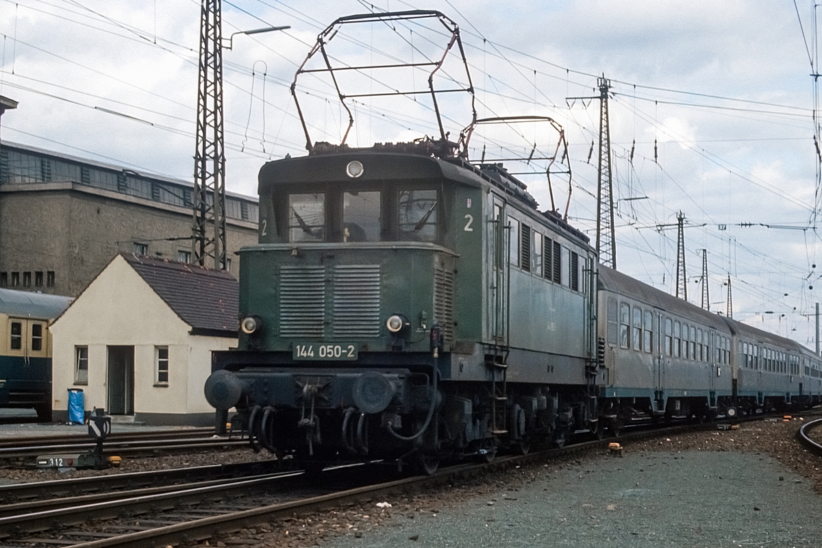  (19830405_24-09_144 050_Nürnberg Hbf_N 5762_Nürnberg Hbf - Bamberg_a.jpg)