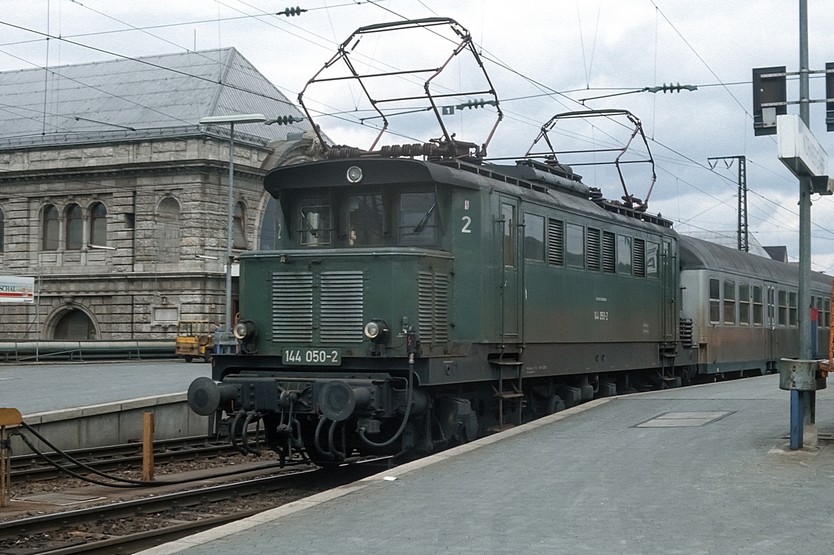  (19830405_24-12_144 050_Nürnberg Hbf_N 5762_Nürnberg Hbf - Bamberg_b.jpg)