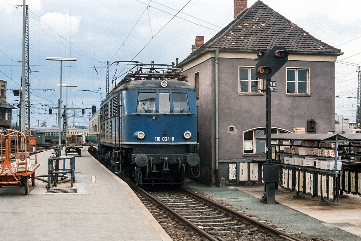  (19830405_24-13_118 034_Nürnberg Hbf_E 3766_Hof-Nürnberg_a.jpg)