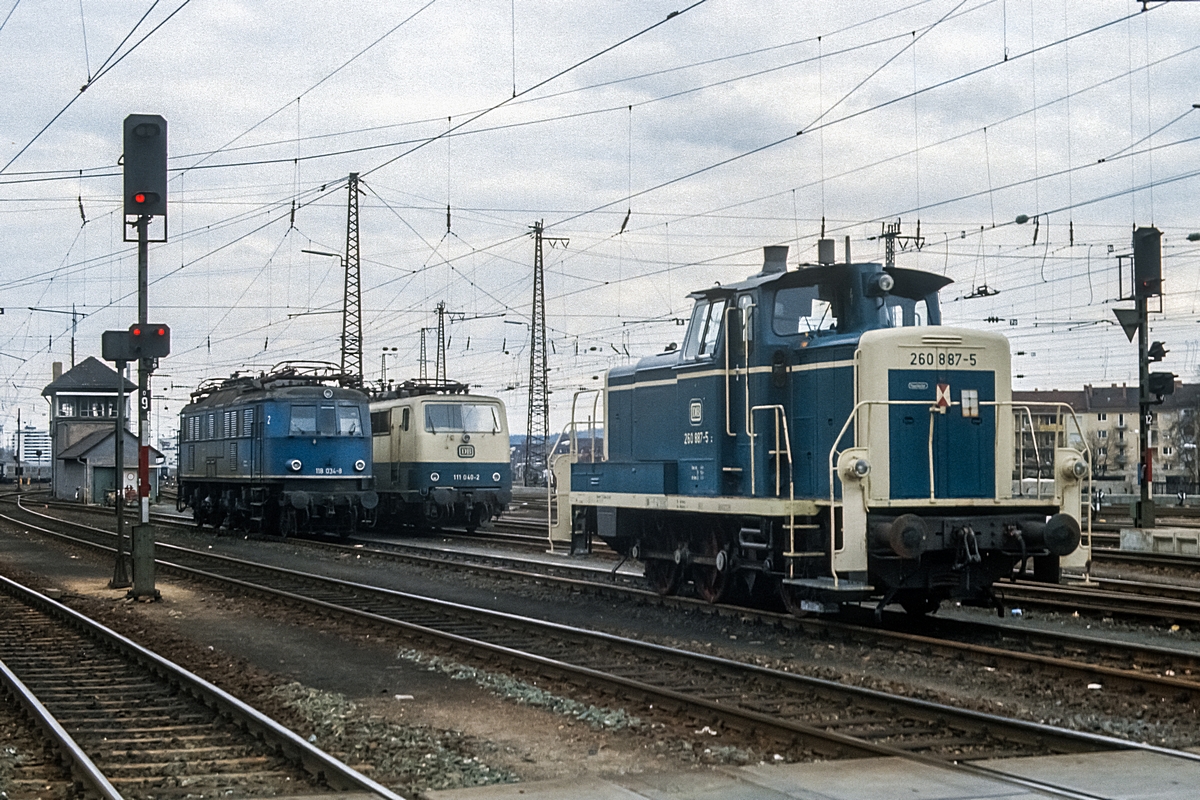  (19830405_24-15_260 887-118 034-111 040_Nürnberg Hbf_b.jpg)