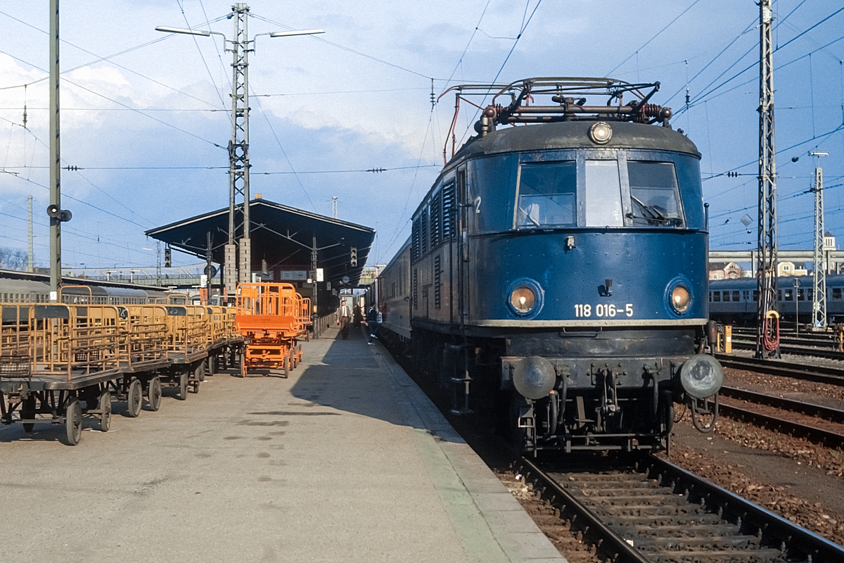  (19830405_24-19_118 016_Regensburg Hbf_E 3168_Regensburg-Ulm_b1.jpg)