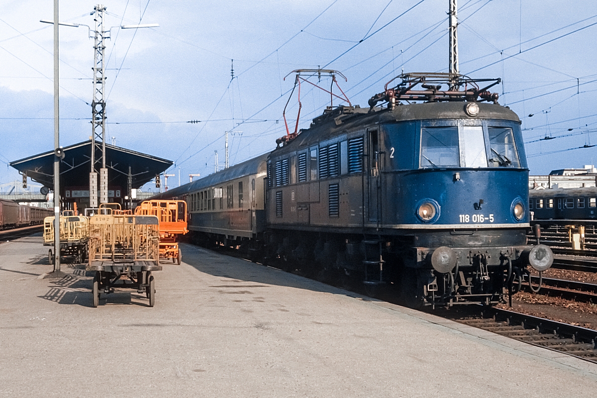  (19830405_24-20_118 016_Regensburg Hbf_E 3168_Regensburg-Ulm_b.jpg)