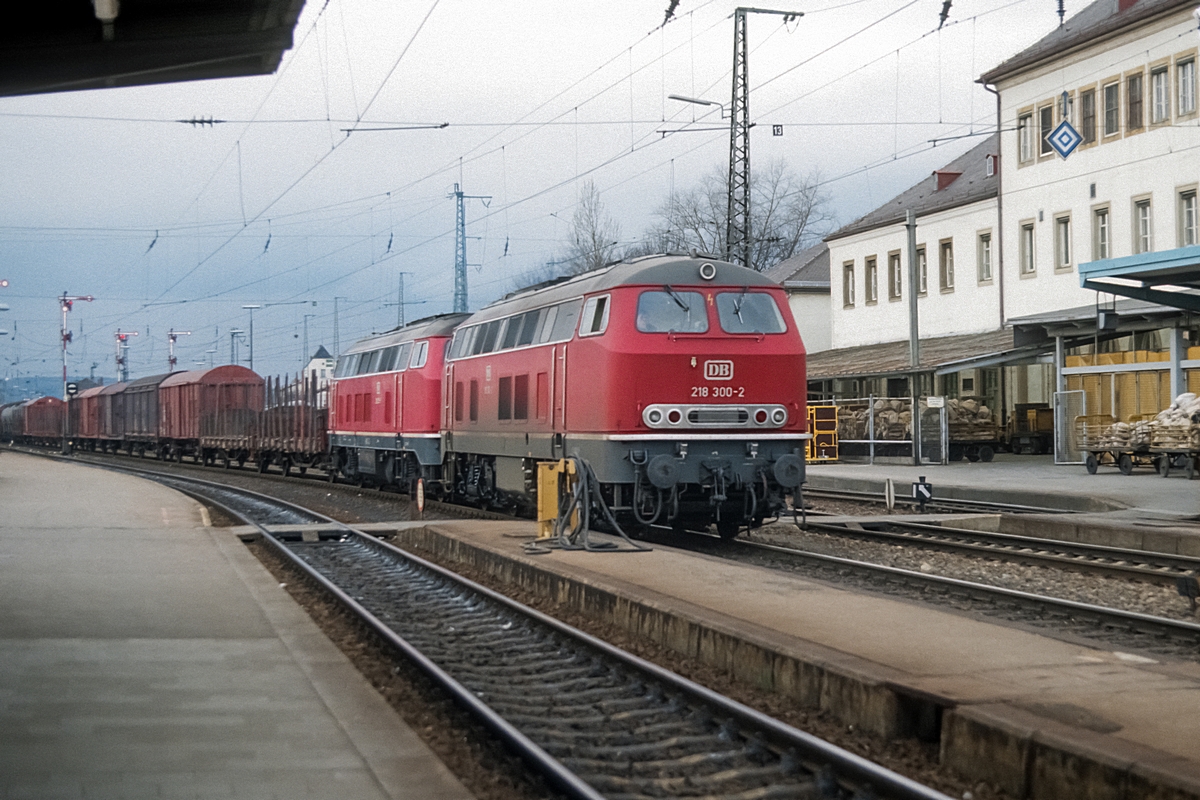  (19830405_24-23_218 300-218 209_Regensburg Hbf_b2.jpg)