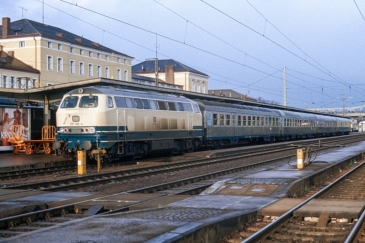  (19830405_24-27_217 012_Regensburg Hbf_E 3035_Hof-Regensburg_b.jpg)