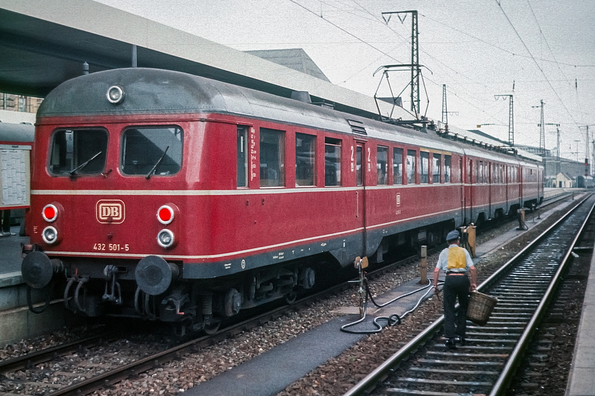  (19820804_14-18_432 501_Nürnberg Hbf_b.jpg)