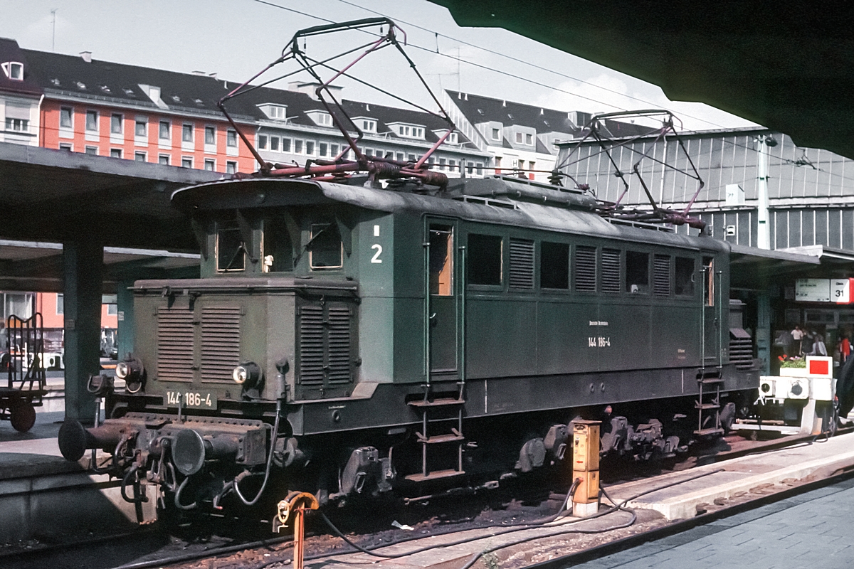  (19820808_14-46_144 186_München Hbf_b.jpg)