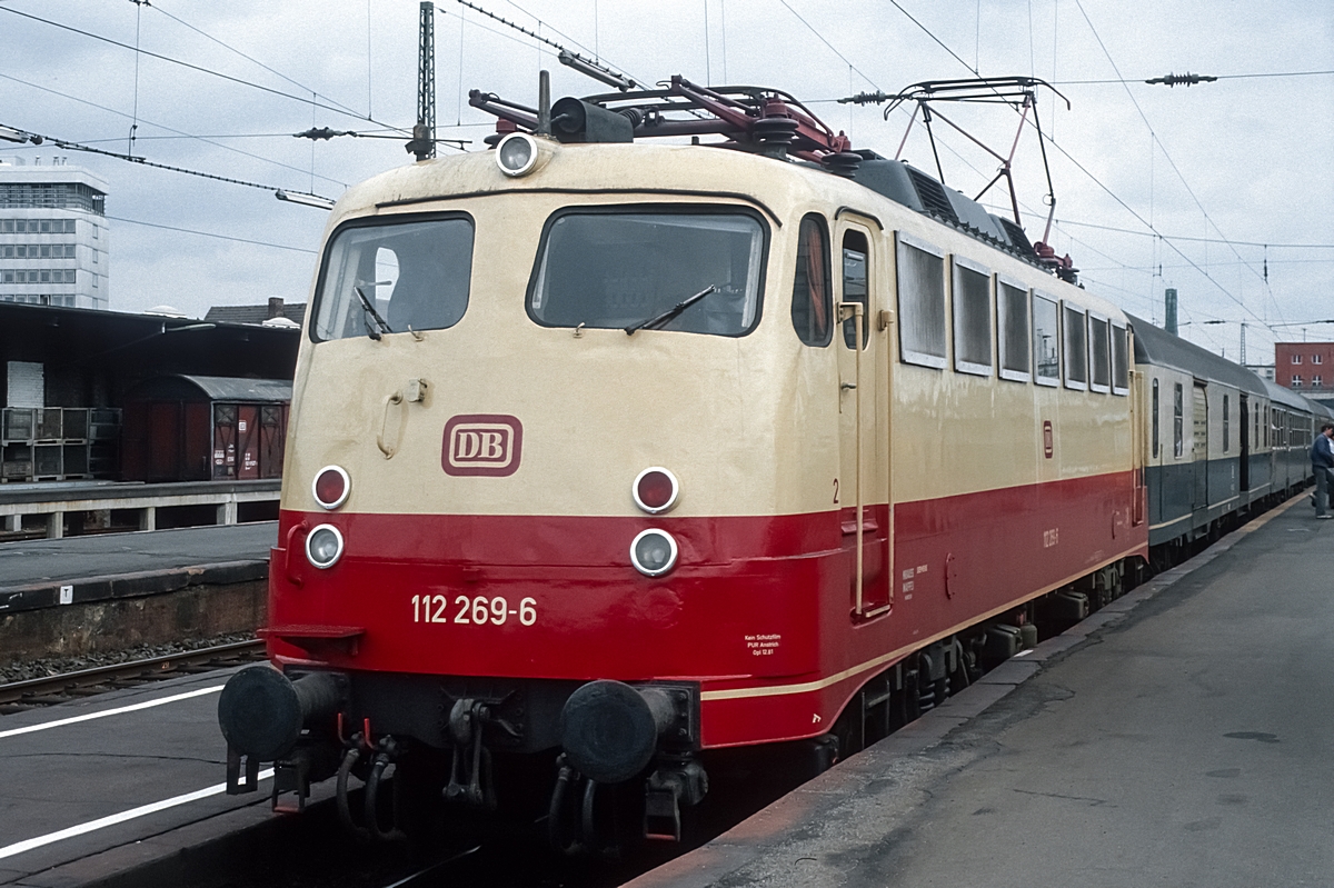  (19820825_17-13_112 269_Kassel Hbf_E 2070_Kassel Hbf - Hamburg Hbf_b.jpg)