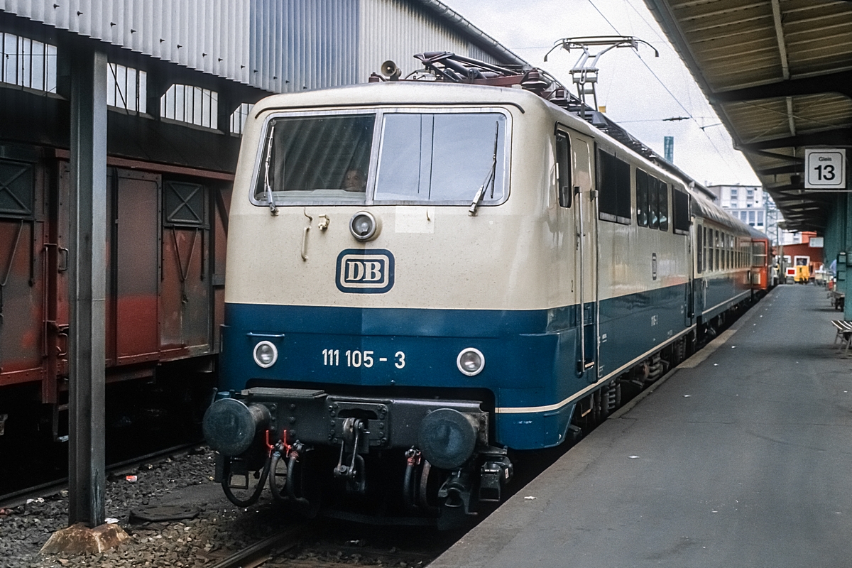  (19820825_17-14_111 105_Kassel Hbf_N 5578_Kassel Hbf - Eichenberg_b.jpg)