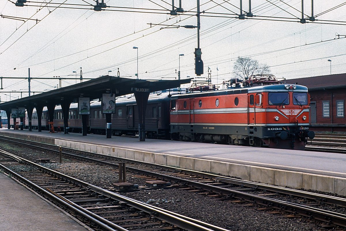  (19900420_54-21_SJ 1035_Mjölby_R 580_Mjölby - Örebro_a.jpg)