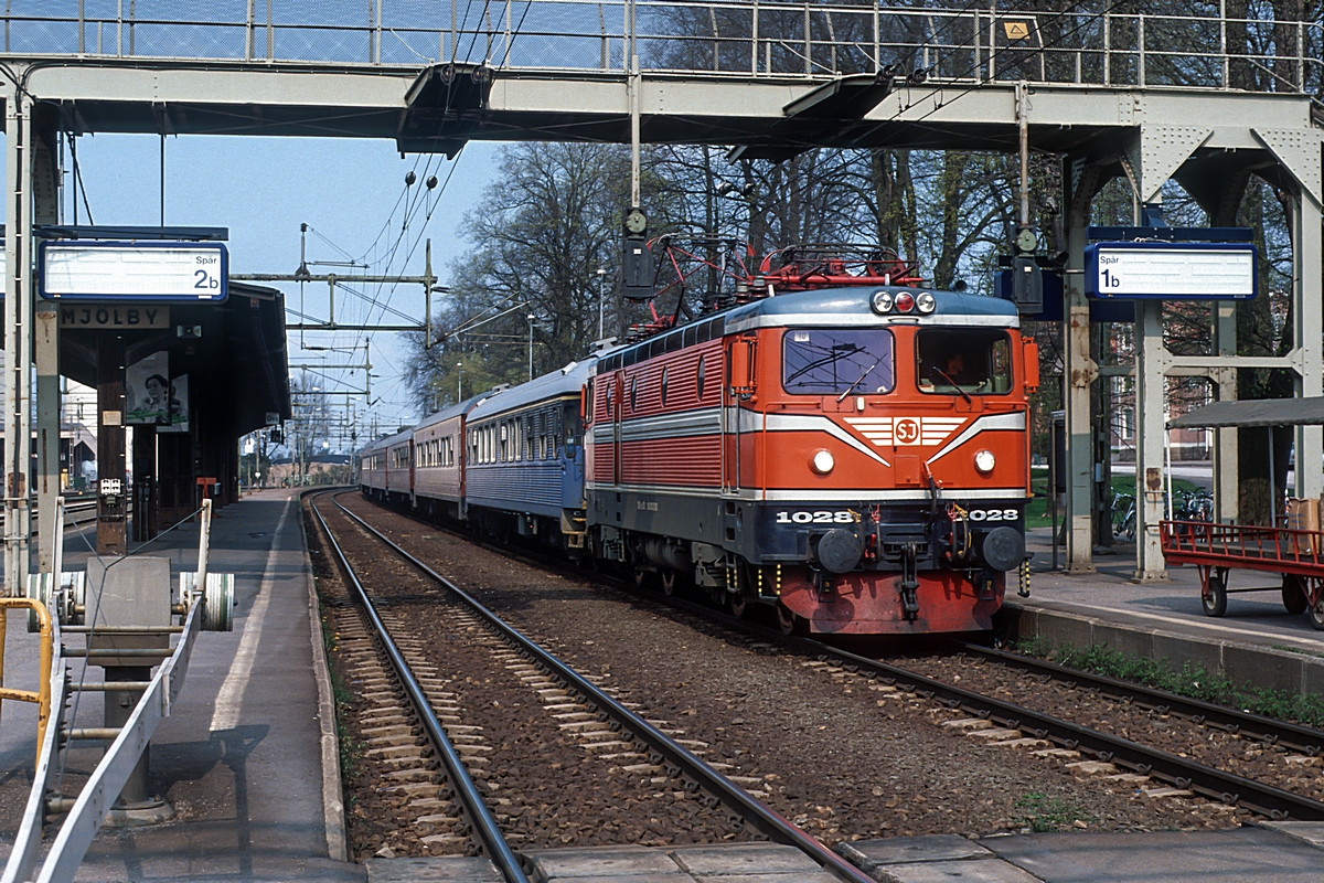  (19900420_54-23_SJ 1028_Mjölby_IC 31_Stockholm - Nyköping - Nässjö_b.jpg)